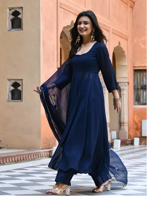 بدلة زرقاء مزينة بالترتر (مكونة من 3  قطع)